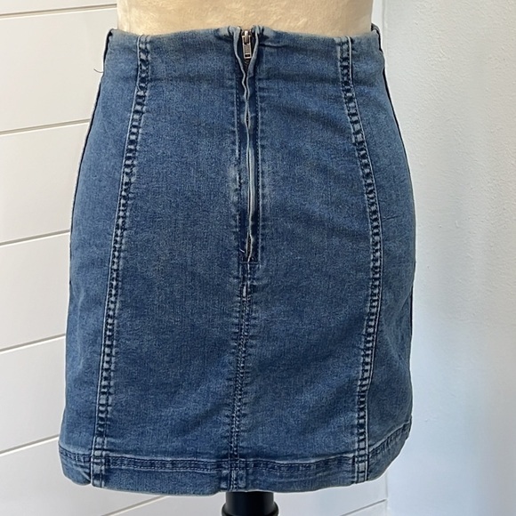 FREE PEOPLE DENIM MINI SKIRT SZ 4 COTTON RAYON POLY SPANDEX BOHO RETRO - Picture 3 of 9